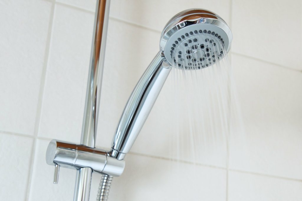comment faire des économies d’eau et d’électricité dans la salle de bain ?